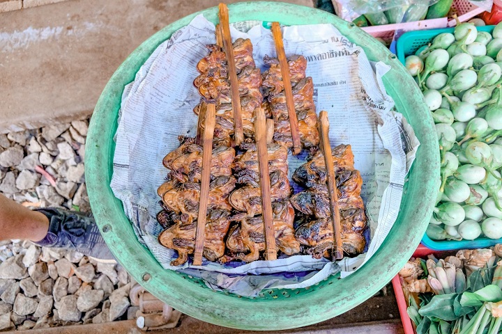 Chợ đường sắt Maeklong nổi tiếng với hải sản tươi ngon