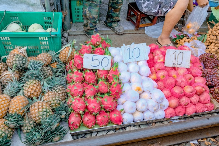 Ngoài ra, chợ còn cung cấp đa dạng loại trái cây tươi ngon được trồng tại Ratchaburi