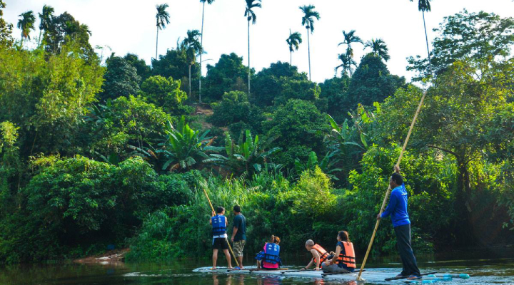 Ch&egrave;o b&egrave; ngắm cảnh s&ocirc;ng nước ở Phato