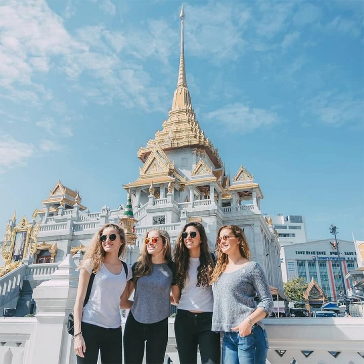 Thận trọng khi ăn mặc ở ch&ugrave;a Th&aacute;i Lan