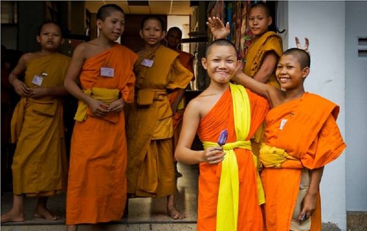 Kh&ocirc;ng xoa đầu người kh&aacute;c khi ở Th&aacute;i Lan