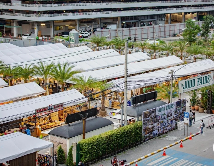 Chợ đ&ecirc;m Jodd Fairs l&agrave; nơi Đổi quà F168 kh&ocirc;ng thể bỏ lỡ trong tour Th&aacute;i Lan