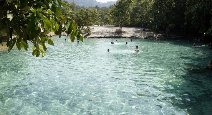 Đắm m&igrave;nh thư gi&atilde;n trong d&ograve;ng nước trong l&agrave;nh của suối Khlong Thom