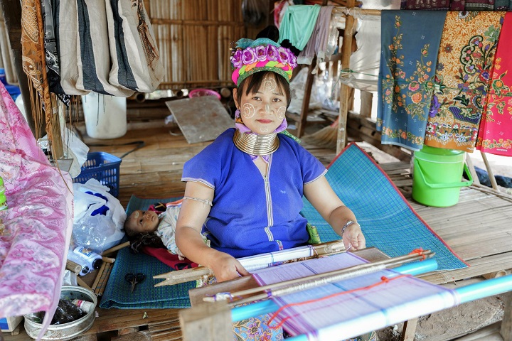Một người phụ nữ Karen đang ngồi dệt vải&nbsp;