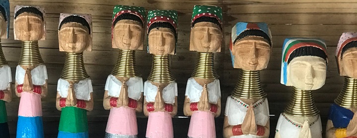  Những sản phẩm lưu niệm được b&aacute;n tại l&agrave;ng&nbsp;