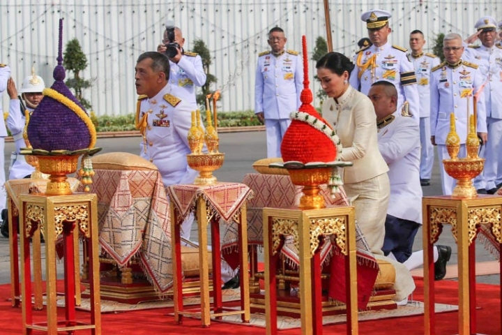 Vua v&agrave; Ho&agrave;ng Hậu tỏ l&ograve;ng th&agrave;nh k&iacute;nh tại tượng đ&agrave;i vua Rama V ng&agrave;y 2/5/2019