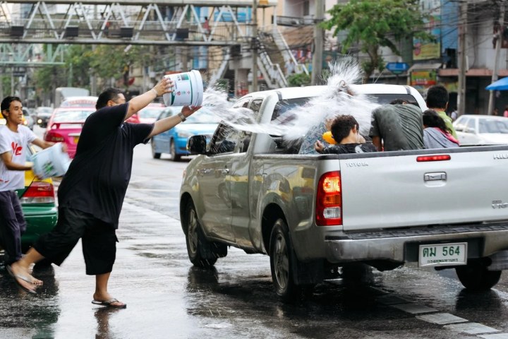 Tr&aacute;nh g&acirc;y mất thiện cảm với người d&acirc;n bằng h&agrave;nh động qu&aacute; kh&iacute;ch