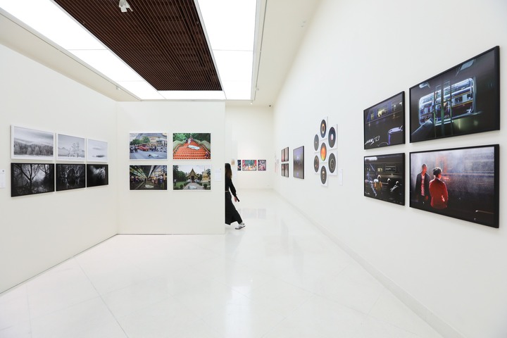 B&ecirc;n trong t&ograve;a nh&agrave;, nội thất được thiết kế theo phong c&aacute;ch trắng tinh tế v&agrave; tối giản