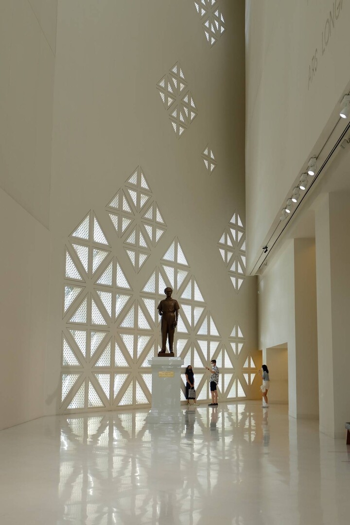 Cửa sổ của MOCA h&igrave;nh c&aacute;nh hoa jasmine, một biểu tượng thường thấy trong văn h&oacute;a Th&aacute;i Lan