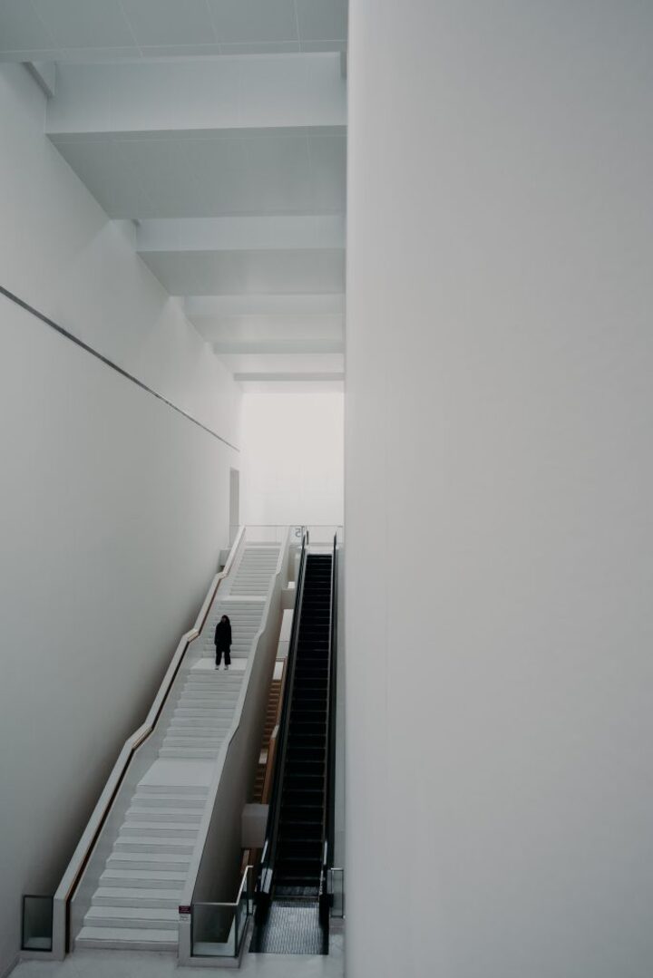 Vị tr&iacute; cầu thang đắc địa thu h&uacute;t nhiều giới trẻ đến để chụp h&igrave;nh kỉ niệm