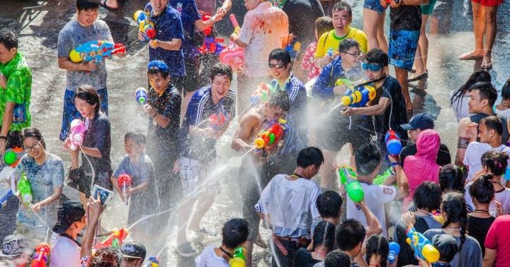 Đấu s&uacute;ng nước trong lễ hội Songkran