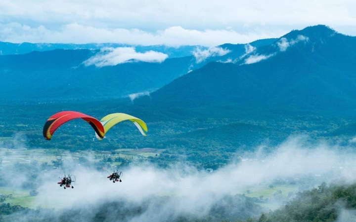 Bay d&ugrave; lượn tr&ecirc;n bầu trời Chiang Mai