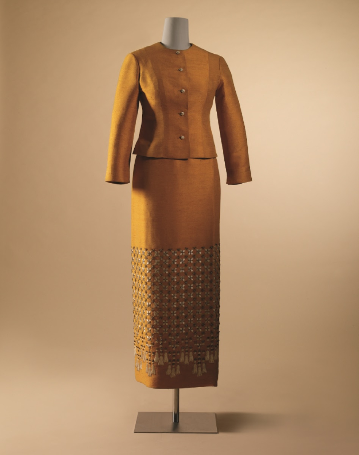 Loại trang phục thường được phụ nữ mặc trong các nghi lễ tôn giáo