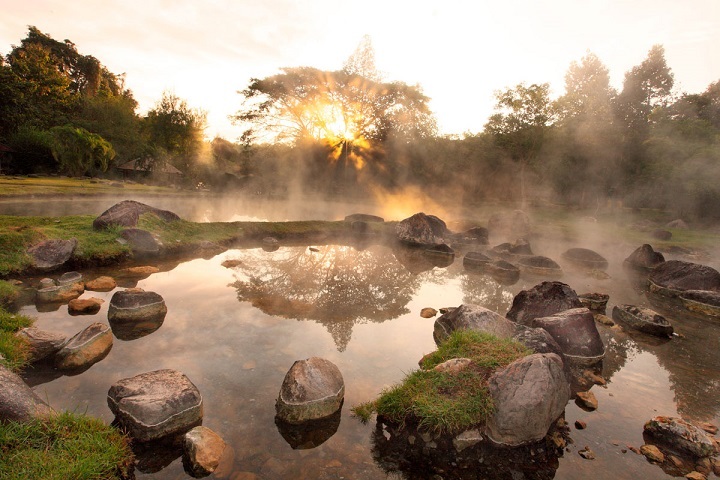Suối nước n&oacute;ng Chae Son