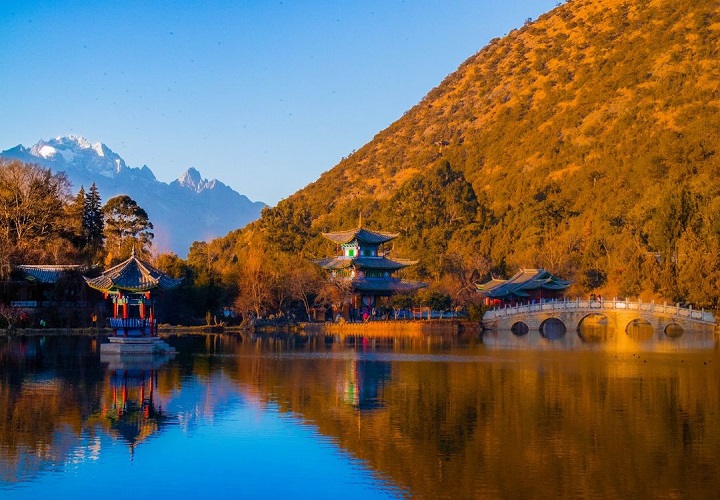 Du khách đến đây sẽ bị cuốn hút bởi vẻ đẹp siêu thực