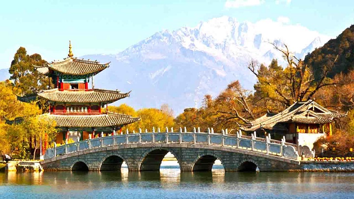 Thay vì ngồi xe, hãy trải nghiệm cảm giác tản bộ dọc theo bờ hồ