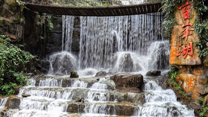 Th&aacute;c Bảo Phong