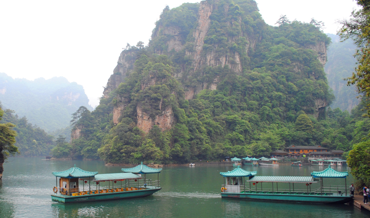 Du ngoạn tr&ecirc;n thuyền l&agrave; một trải nghiệm th&uacute; vị tại đ&acirc;y