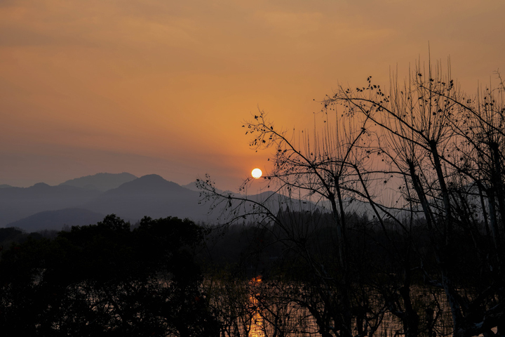 &Aacute;nh trăng y&ecirc;n b&igrave;nh tr&ecirc;n Hồ T&acirc;y l&atilde;ng mạn
