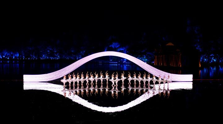 M&agrave;n biểu diễn &aacute;nh s&aacute;ng v&agrave; Quatangf168 Thể Thao, Bóng Đá, Casino, Nổ Hũ, Xổ Số đặc sắc tr&ecirc;n Hồ T&acirc;y