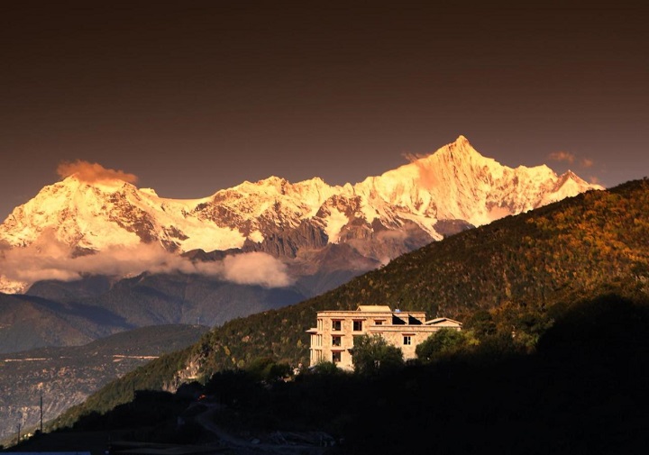 Ngắm bình minh trên đỉnh núi tuyết