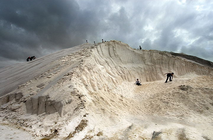 H&agrave;nh tr&igrave;nh đi t&igrave;m vẻ đẹp của n&uacute;i muối Qigu