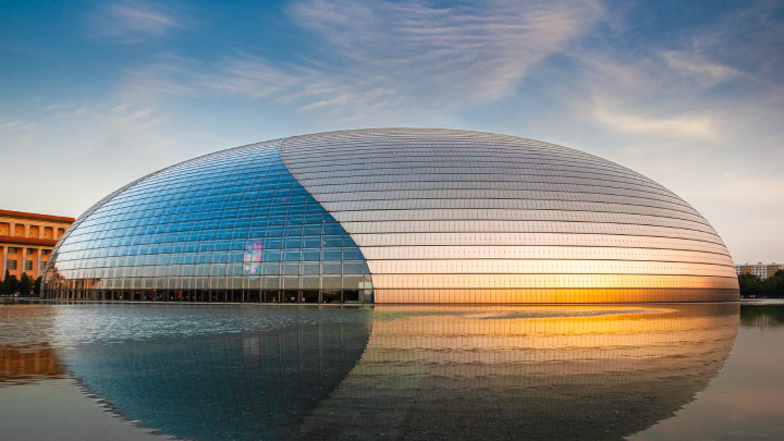 Nh&agrave; h&aacute;t được gọi l&agrave; "quả trứng" hay "ốc đảo pha l&ecirc;"