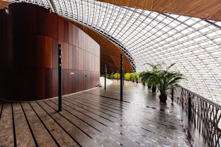 Nh&agrave; h&aacute;t lớn quốc gia l&agrave; một m&aacute;i v&ograve;m tạo bởi khung titan c&oacute; lợp k&iacute;nh