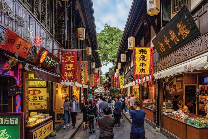 Phố đi bộ Cẩm Lý nằm ở phía đông của Đền Tưởng Niệm Wuhou của Chengdu