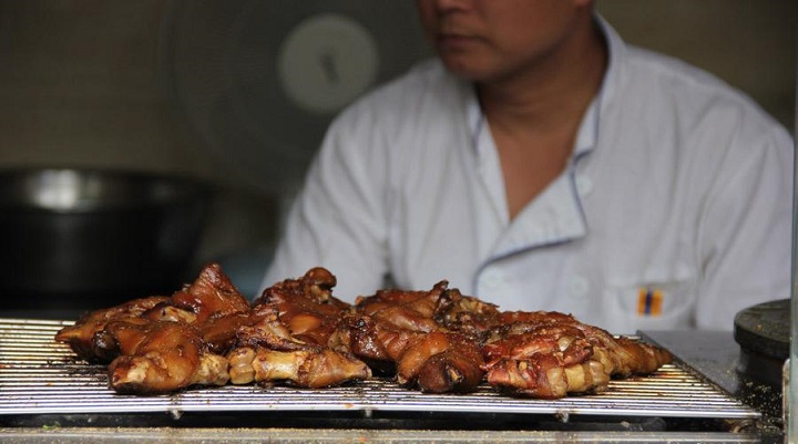 Các món đặc sản tại phố đi bộ Cẩm Lý