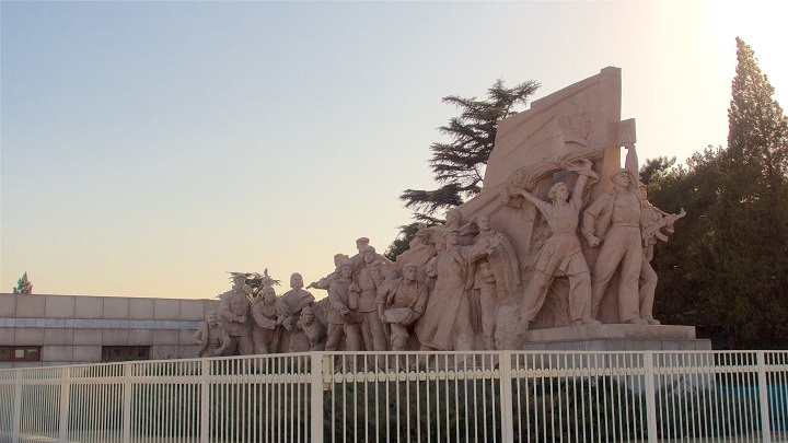 Đ&agrave;i tưởng niệm c&aacute;c vị anh h&ugrave;ng tại quảng trường Thi&ecirc;n An M&ocirc;n