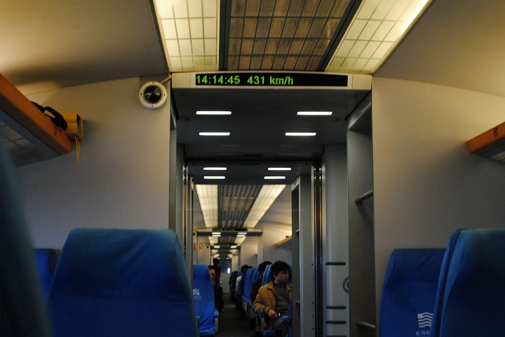 Bên trong tàu Meglev Thượng Hải, hành khách sẽ được đón tiếp bởi không gian hiện đại và sạch sẽ