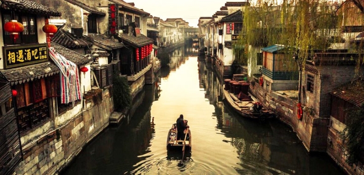 Thị trấn cổ ven s&ocirc;ng tạo n&ecirc;n khung cảnh y&ecirc;n b&igrave;nh