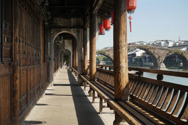 H&agrave;nh lang cổ k&iacute;nh của phố cổ