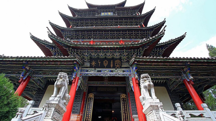 Vạn Cổ Lầu (Wangu Tower) kh&ocirc;ng chỉ đơn thuần l&agrave; một ng&ocirc;i biệt thự gỗ 5 tầng