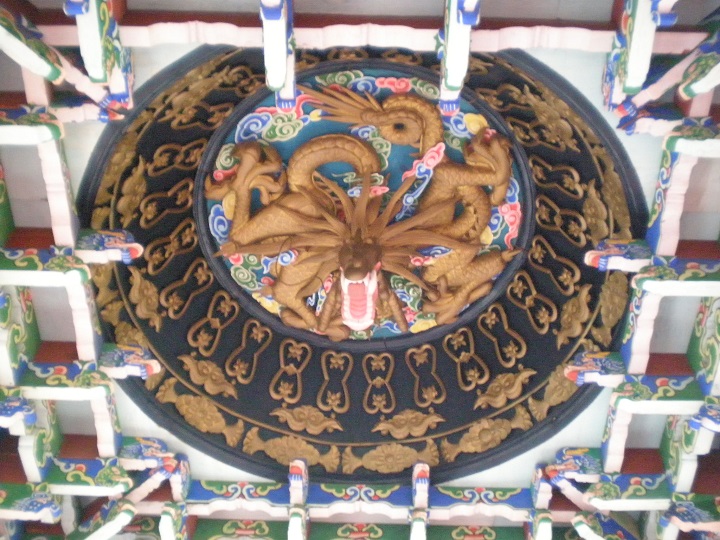 Những kiến tr&uacute;c tinh xảo b&ecirc;n trong t&ograve;a th&aacute;p