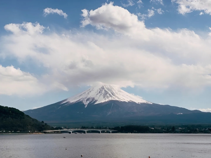 N&uacute;i Ph&uacute; Sĩ nổi tiếng với những sườn n&uacute;i phủ tuyết suốt cả năm.&nbsp;