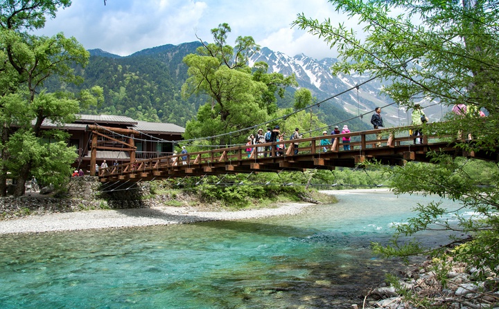 Thung lũng Kamikochi với d&ograve;ng nước trong vắt v&agrave; khung cảnh n&uacute;i non h&ugrave;ng vĩ