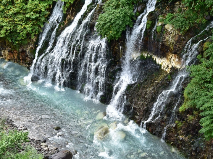 Th&aacute;c Shirahige Hokkaido được xem l&agrave; h&ograve;n ngọc lục bảo của Xứ sở Ph&ugrave; Tang