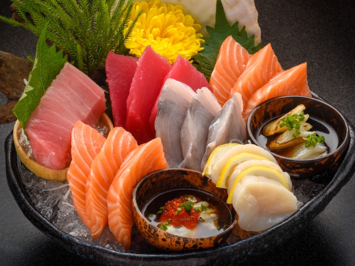 Sashimi l&agrave; m&oacute;n ăn truyền thống nổi tiếng của Quatangf168 tải ứng dụng.