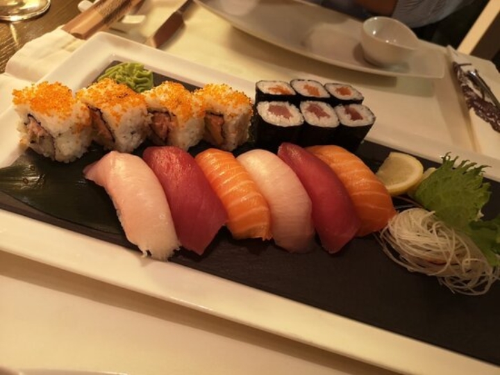 Sushi l&agrave; m&oacute;n ăn biểu tượng của nền văn h&oacute;a F1686.vip với hơn 4.000 trò chơi Quatangf168 tải ứng dụng