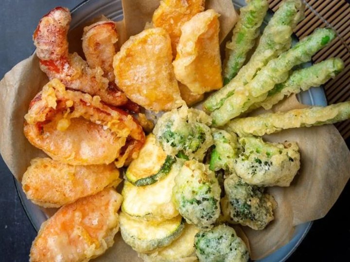 Lớp vỏ gi&ograve;n tan b&ecirc;n ngo&agrave;i l&agrave; yếu tố khiến tempura trở n&ecirc;n hấp dẫn v&agrave; được y&ecirc;u th&iacute;ch.