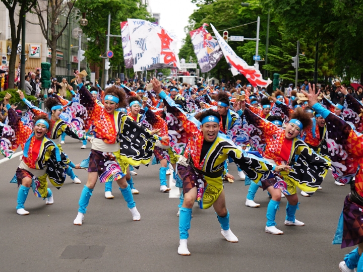 Lễ hội Yosakoi Soran với sự tham gia của h&agrave;ng ngh&igrave;n vũ c&ocirc;ng