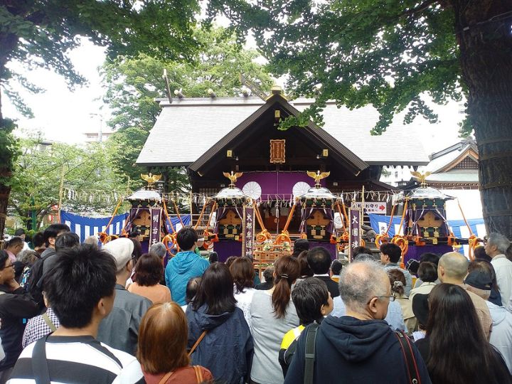 Du kh&aacute;ch sẽ được tham gia v&agrave;o c&aacute;c nghi thức Thần đạo truyền thống tại đền Hokkaido Jingu