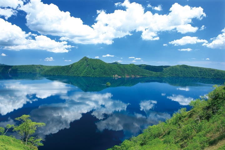 Vườn quốc gia Akan Mashu được v&iacute; như vi&ecirc;n ngọc xanh biếc của Hokkaido