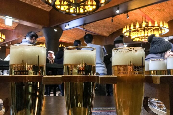 Thưởng thức bia tại Bảo t&agrave;ng Bia Sapporo