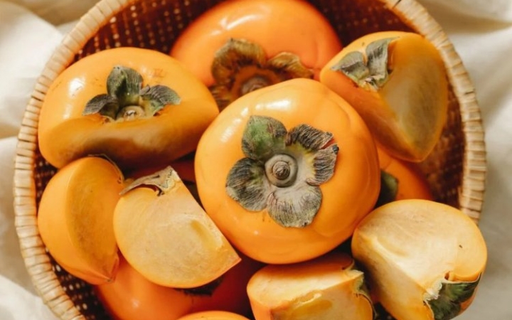 Hồng gi&ograve;n v&agrave;o m&ugrave;a thu c&oacute; vỏ mỏng, thịt chắc, vị ngọt thanh v&agrave; kh&ocirc;ng ch&aacute;t