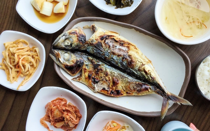 C&aacute; thu nướng với lớp da v&agrave;ng gi&ograve;n hấp dẫn thực kh&aacute;ch ngay từ c&aacute;i nh&igrave;n đầu ti&ecirc;n