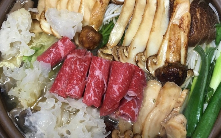 Nấm th&ocirc;ng qu&yacute; hiếm với hương thơm đặc trưng, thường được nướng than hoặc kết hợp c&ugrave;ng c&aacute;c m&oacute;n cao cấp