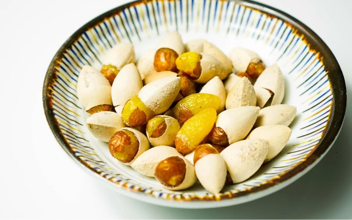 Hạt bạch quả nướng dẻo b&ugrave;i l&agrave; m&oacute;n ăn vặt phổ biến khi thu H&agrave;n Quốc về